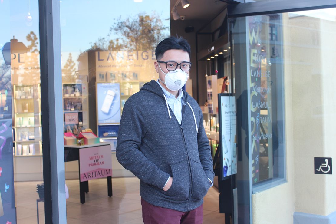 Mike Mai, de 29 años, dice que usa una máscara facial para su propia protección. Mai estaba de compras con su novia en San Gabriel Square, un centro comercial anclado por el mercado de 99 Ranch Market, donde hay restaurantes, cafés y tiendas que atienden a la gran comunidad china del valle de San Gabriel.