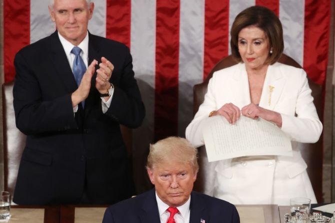 Nancy Pelosi rompió su copia impresa del discurso del presidente Trump mientras los legisladores aplaudían el final de su discurso.