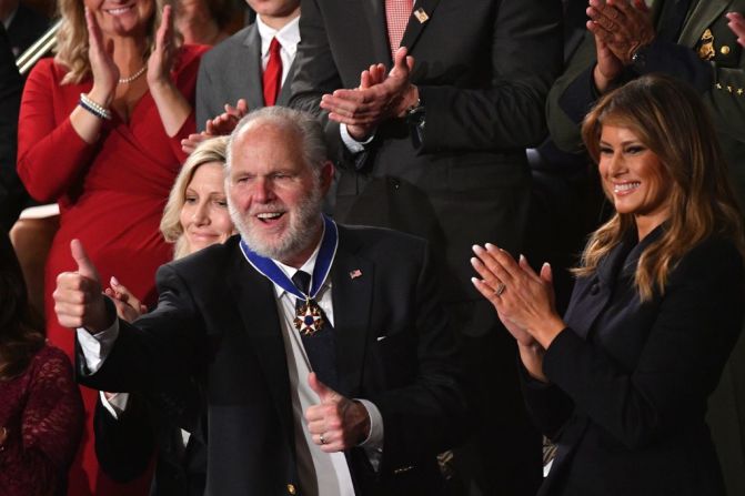 Trump condecoró al conductor de radio de política Rush Limbaugh con la Medalla Presidencial de la Libertad.