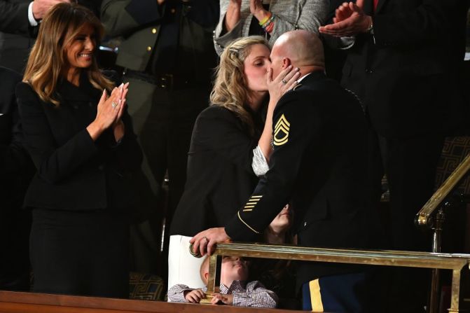 En un emotivo momento, Trump reunió a una familia militar dándole la sorpresa a Amy Williams y sus dos hijos cuando llegó su esposo Townsend a abrazarlos.