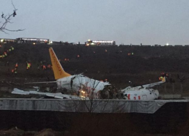 El avión de la aerolínea Pegasus, un Boeing 737, se deslizó de la pista tras aterrizar. Hay varias personas heridas: Foto: MUHAMMED DEMIR/AFP via Getty Images