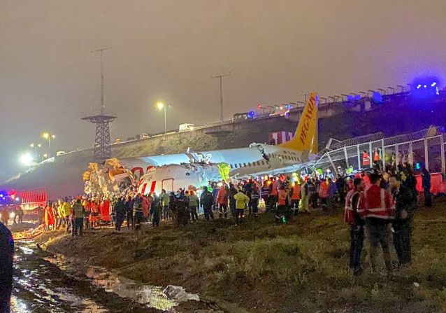 El avión se incendió después de aterrizar, y las ambulancias y los equipos de rescate estaban en el lugar para rescatar a los pasajeros, informó CNN Turk. El aeropuerto ha sido temporalmente cerrado al tráfico aéreo. (Foto: DHA/Demiroren News Agency (DHA)/AFP via Getty Images)