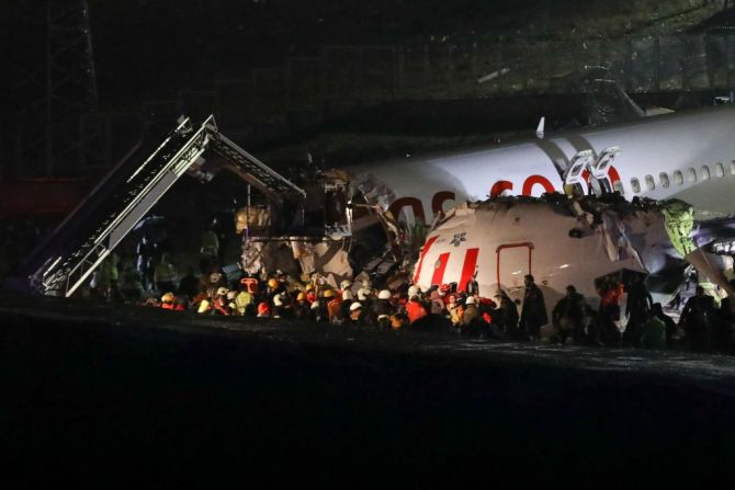 "No ha habido pérdida de vidas, los pasajeros heridos están siendo evacuados del avión a los hospitales", dijo el ministro de transporte turco, Cahit Turan.