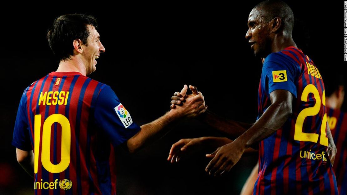 Messi y Eric Abidal fueron compañeros de equipo en el Barcelona. Esta foto fue tomada en el Camp Nou el 29 de octubre de 2011.