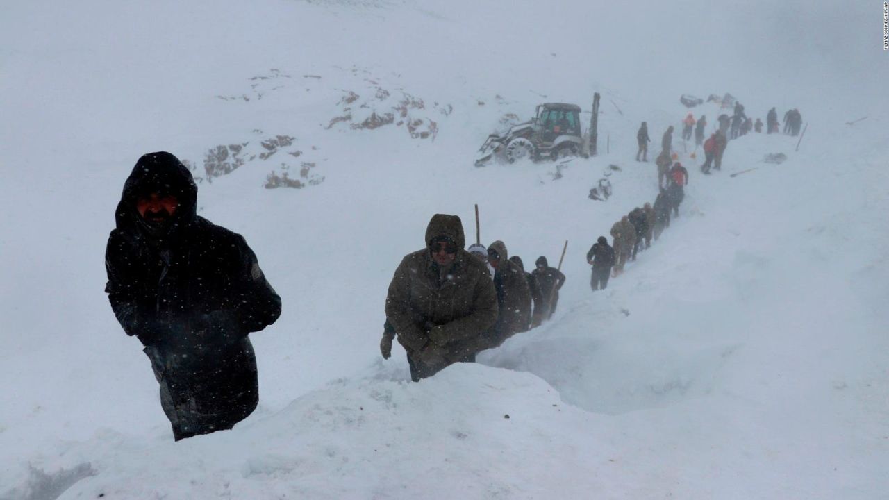 CNNE 771220 - decenas de rescatistas mueren en avalancha