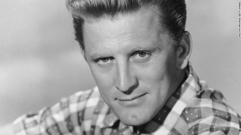 Kirk Douglas, uno de los últimos actores de la edad de oro de Hollywood, murió este miércoles 5 de febrero a los 103 años. Le apostó a una carrera en la pantalla grande en 1946 después de trabajar en el teatro y una temporada en la Marina durante la Segunda Guerra Mundial. Fue tres veces nominado al Oscar y apareció en clásicos como "Champion" (1949), "The Bad and the Beautiful" (1952), "Lust for Life" (1956), "Paths of Glory" (1957) y "Spartacus" (1960). Mira la galería para conocer más momentos de su trayectoria.