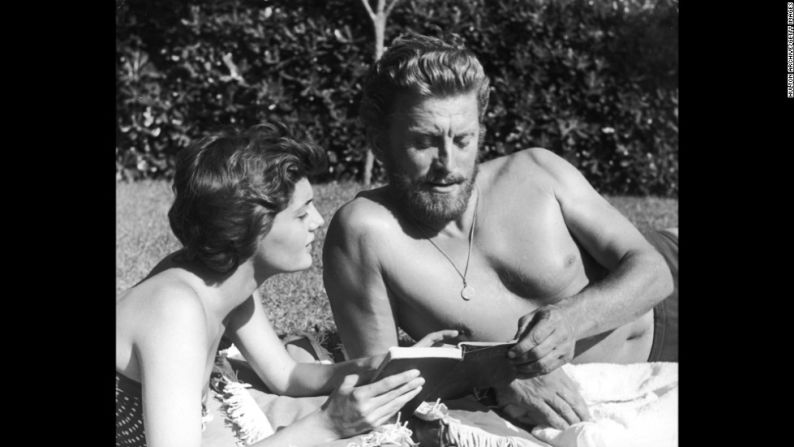 Kirk Douglas disfruta de un libro en compañía de su segunda esposa, Anne Buydens, alrededor de 1956. Ambos se casaron en 1954.