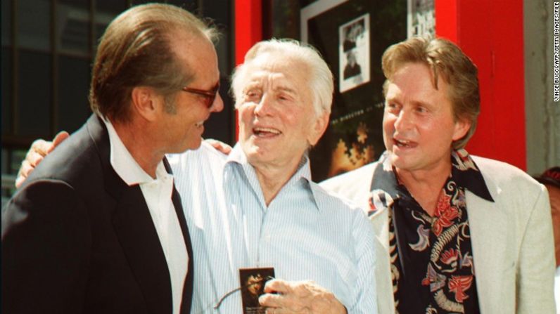 El actor Jack Nicholson saluda a Kirk Douglas después de una ceremonia en honor a su hijo Michael en el Grauman's Chinese Theatre en 1997. Michael Douglas puso sus manos y huellas en el hito de Hollywood.