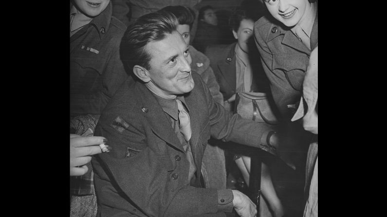 Kirk Douglas tuvo una larga carrera en el cine, llegando a Hollywood después de servir en la Armada durante la Segunda Guerra Mundial.