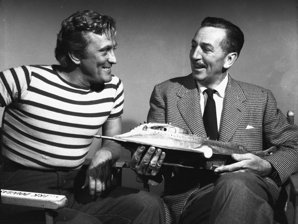 En 20.000 Leagues under the sea de Walt Disney (1954), Douglas interpretó al marinero Ned Lan. Esta fue la primera película de acción en vivo en The Walt Disney Studios. En esta foto aparecen Douglas y Walt Disney.