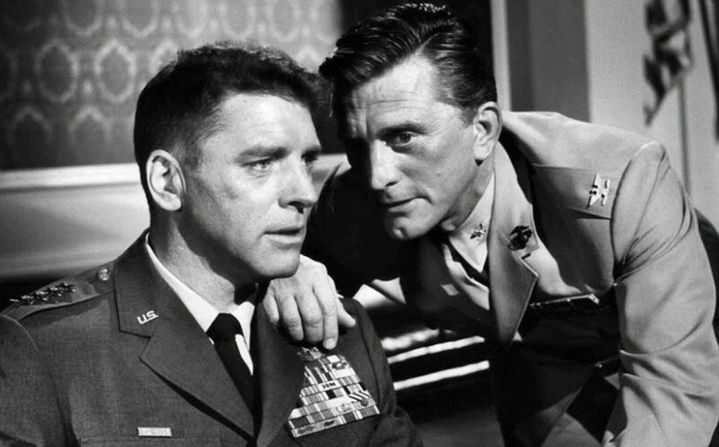 En 'Seven Days in May' de 1964, un triller dramático, Douglas interpretó a Martin 'Jiggs' Casey. Aquí aparece en una escena con Burt Lancaster.