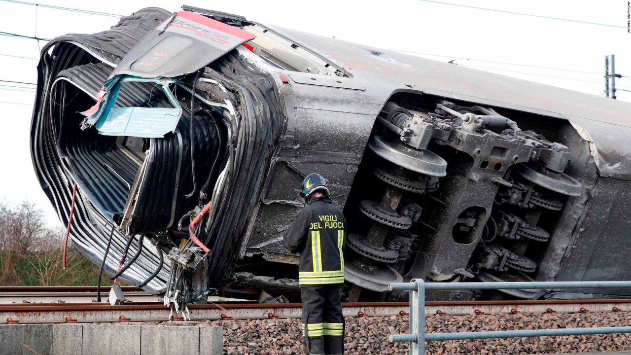 CNNE 771765 - italia- descarrilamiento de tren de alta velocidad deja varios muertos y heridos