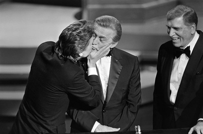 Para la década de 1980, Kirk Douglas ya había participado en más de 70 películas. En esta foto de 1985, su hijo, Michael Douglas (a la izquierda), que también se dedicó a la actuación, besa a su padre en la entrega de los Premios Oscar, en Hollywood, California. (Crédito: