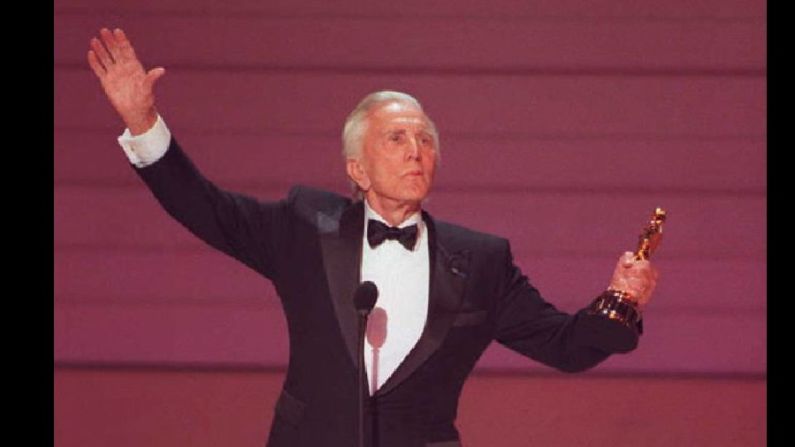 En 1996 la Academia lo galardonó con un Premio Oscar honorífico por sus 50 años de carrera.