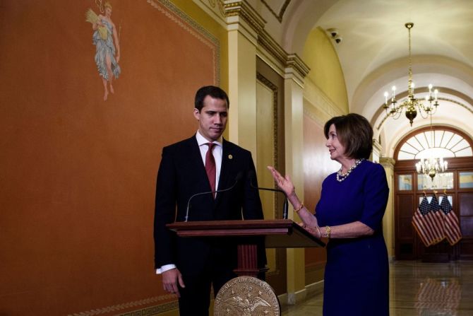 "Es un honor darle la bienvenida al que consideramos es el presidente de Venezuela", así presentó a Guaidó la presidenta de la Cámara de Representantes, Nancy Pelosi.