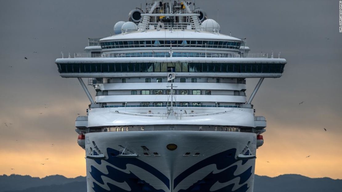 El crucero Diamond Princess se acerca al muelle de Daikoku el 6 de febrero de 2020 en Yokohama, Japón, donde será reabastecido y los casos de coronavirus recién diagnosticados serán llevados al hospital mientras permanece en cuarentena frente al puerto de Yokohama después de que se confirmó que varias de las 3.700 personas a bordo tienen coronavirus. Se confirma que 20 pasajeros están infectados con coronavirus mientras las autoridades japonesas continúan revisando a las personas a bordo. Los nuevos casos elevan el número total de infecciones confirmadas a 45 en Japón, el mayor número fuera de China.