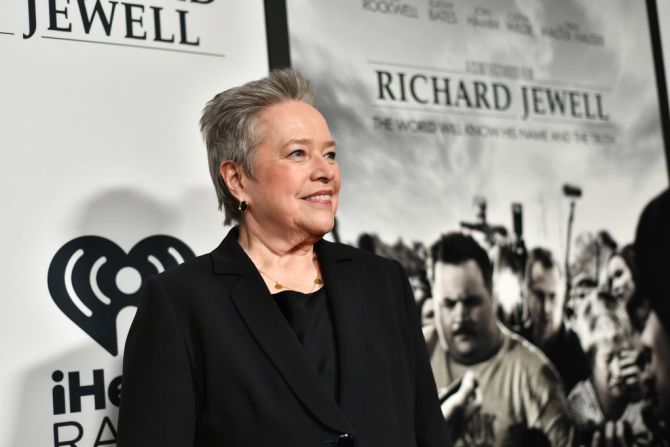 Hollywood celebra la 92 versión de los Premios de la Academia el 9 de febrero de 2020. La película Joker lidera la lista con 11 nominaciones. Kathy Bates está nominada a Mejor actriz de reparto por su papel en la película "El caso de Richard Jewell". Bates interpreta a Bobi Jewell en este filme que cuenta la historia del guardia de seguridad Richard Jewell, quien salva miles de vidas de la explosión de una bomba en los Juegos Olímpicos de 1996, pero es vilipendiado por la prensa que informa falsamente que él era un terrorista.