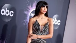 CNNE 772400 - jameela jamil dice que se identifica como "queer"