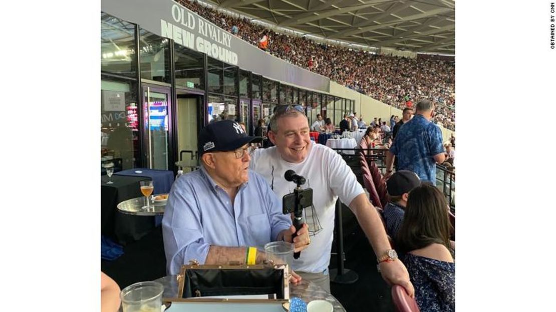 Rudy Giuliani y Lev Parnas en un juego de los Yankees de Nueva York en Londres en junio de 2019