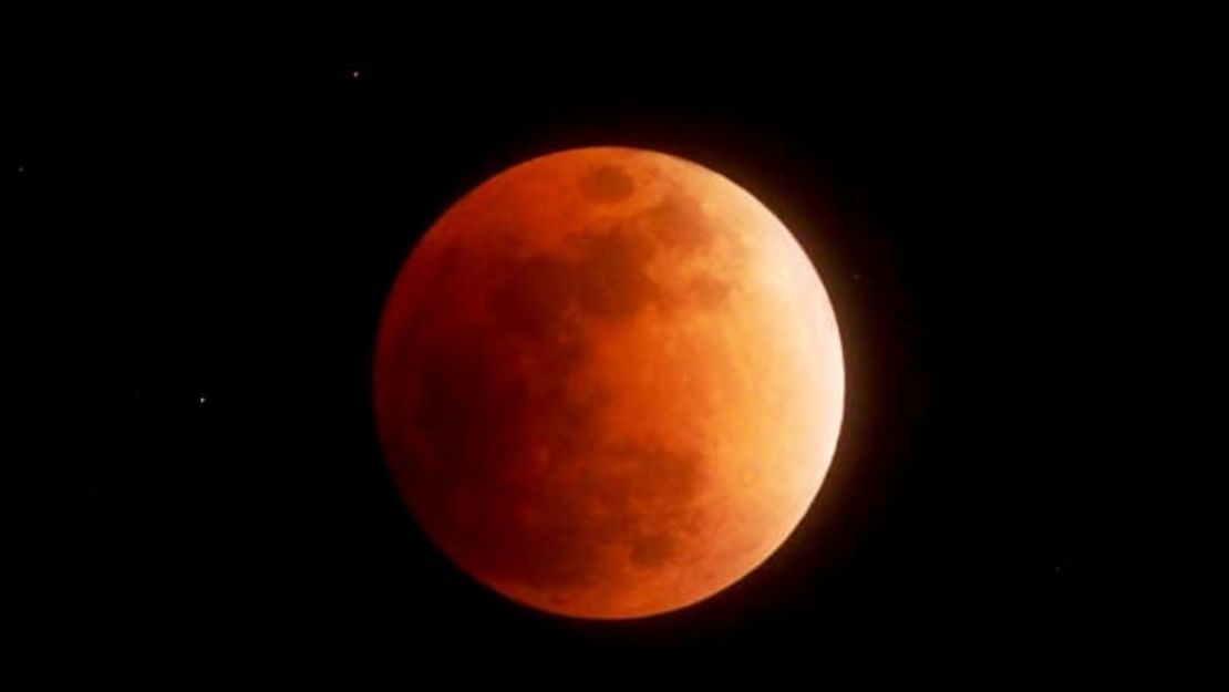 Doucet tomó esta imagen de una superluna de sangre en 2018.