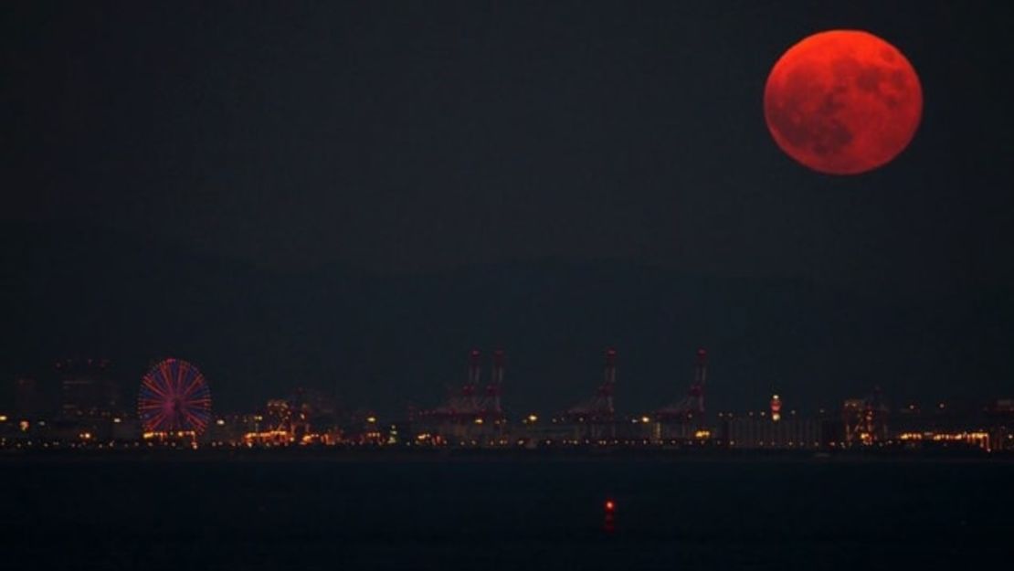 Doucet tomó esta imagen en 2015 que muestra la superluna de sangre elevándose sobre Osaka, Japón.