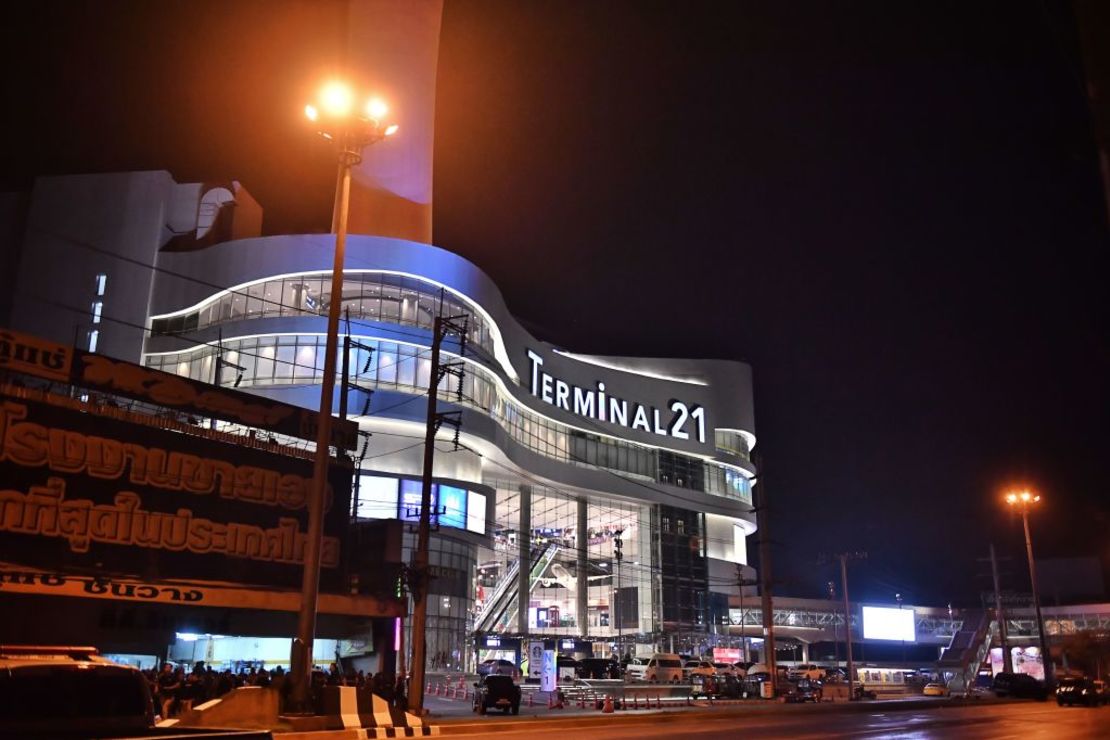 Vista del centro comercial donde presuntamente se encuentra el tirador. Crédito: LILLIAN SUWANRUMPHA/AFP via Getty Images