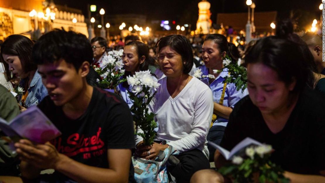 Dolientes asisten a una vigilia por las víctimas del tiroteo en el centro comercial el domingo en Korat, Tailandia.