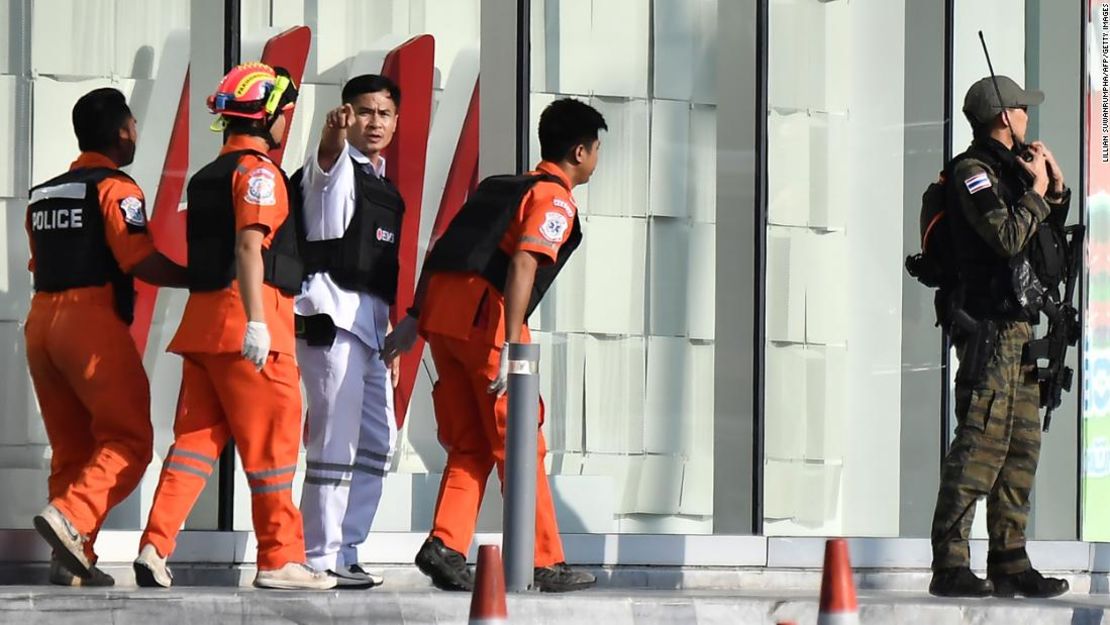 Médicos se preparaban para ingresar al centro comercial Terminal 21, donde tuvo lugar el tiroteo masivo del sábado.