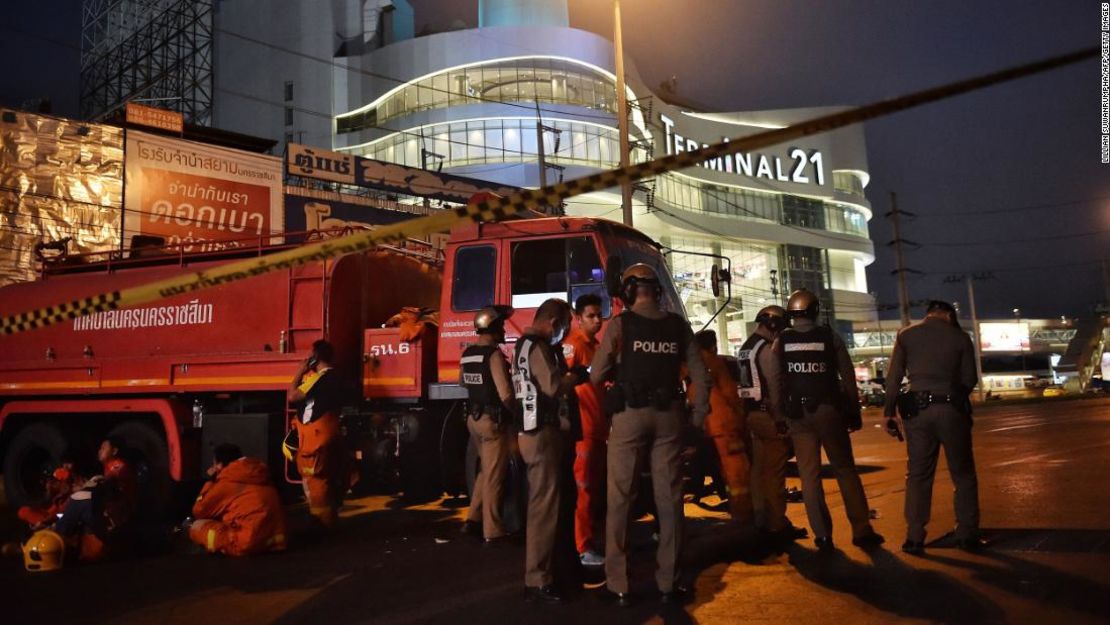 Policía y bomberos se frente al centro comercial.