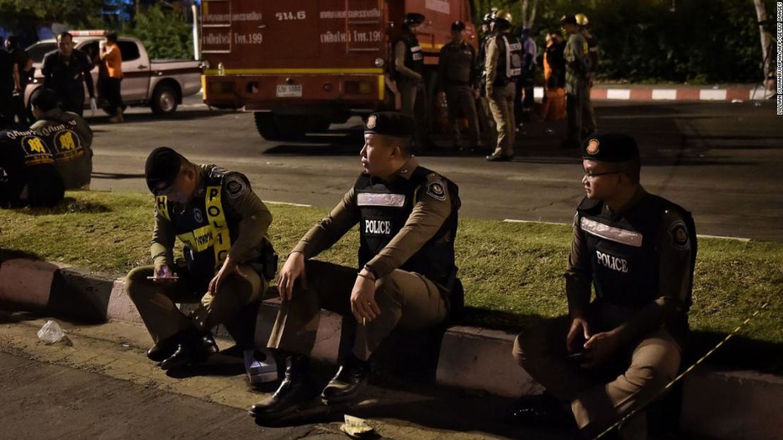 La policía descansa afuera del centro comercial Terminal 21 después del tiroteo. El incidente se mantuvo por varias horas.