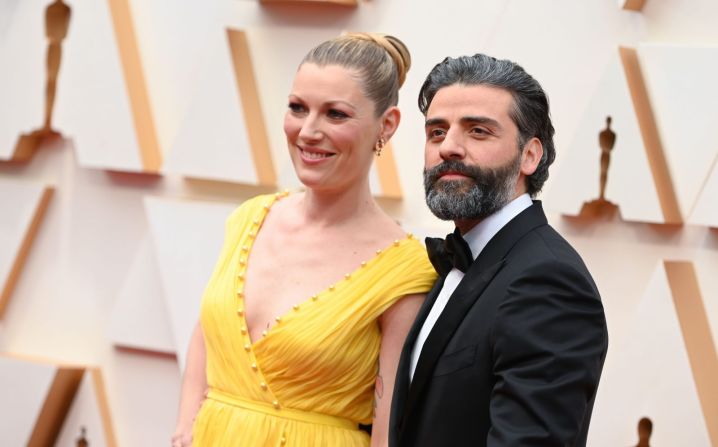 El actor guatemalteco-estadounidense Oscar Isaac junto a su esposa, Elvira Lind, en la alfombra roja de los premios Oscar 2020.