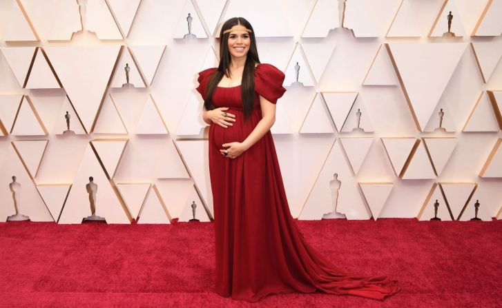 La actriz estadounidense America Ferrera en la alfombra roja de los premios Oscar 2020.