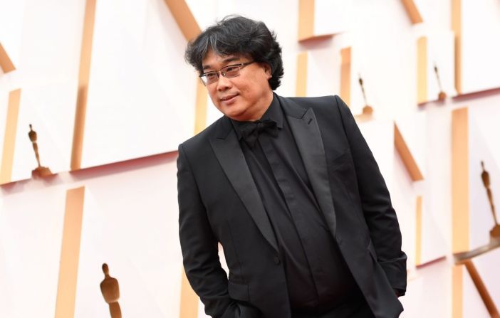 El director surcoreano Bong Joon-ho, nominado a los premios Oscar por "Parasite", en la alfombra roja de los premios Oscar 2020.