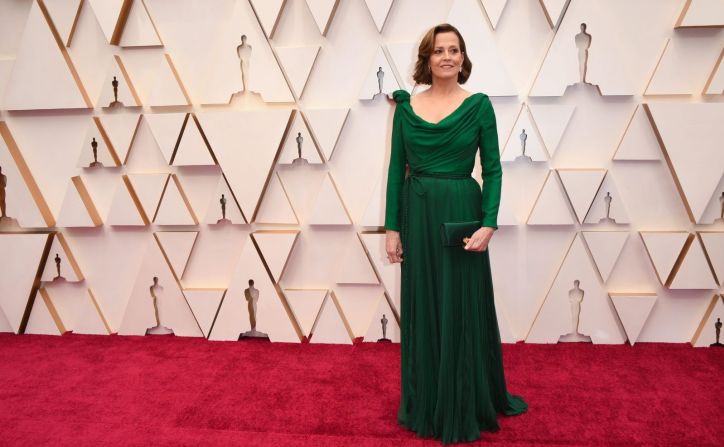 La actriz estadounidense Sigourney Weaver en la alfombra roja de los premios Oscar 2020.