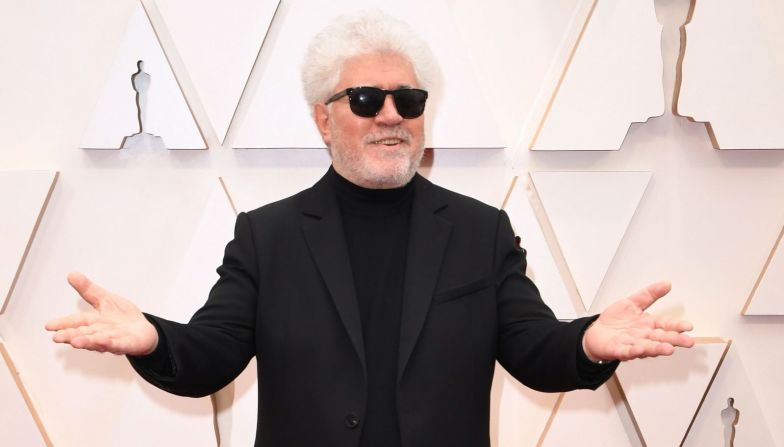 El director español Pedro Almodovar, nominado por su cinta "Dolor y Gloria", en la alfombra roja de los premios Oscar 2020.