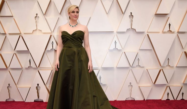 La actriz y directora Greta Gerwig, nominada por mejor guión adaptado por "Little Women", en la alfombra roja de los premios Oscar 2020.