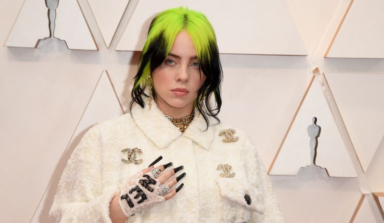 La cantautora estadounidense Billie Eilish en la alfombra roja de los premios Oscar 2020.