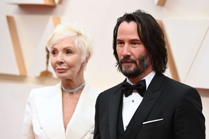 Keanu Reeves y su madre, Patricia Taylor, en la alfombra roja de los premios Oscar 2020.