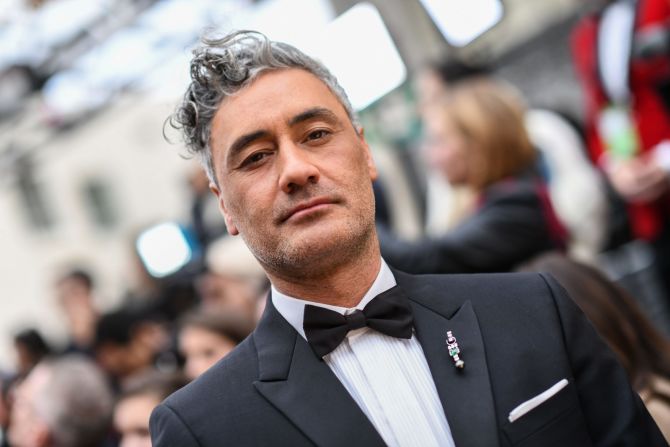 El director neozelandés Taika Waititi en la alfombra roja de los premios Oscar 2020. Waititi está nominado por su cinta “Jojo Rabbit”.