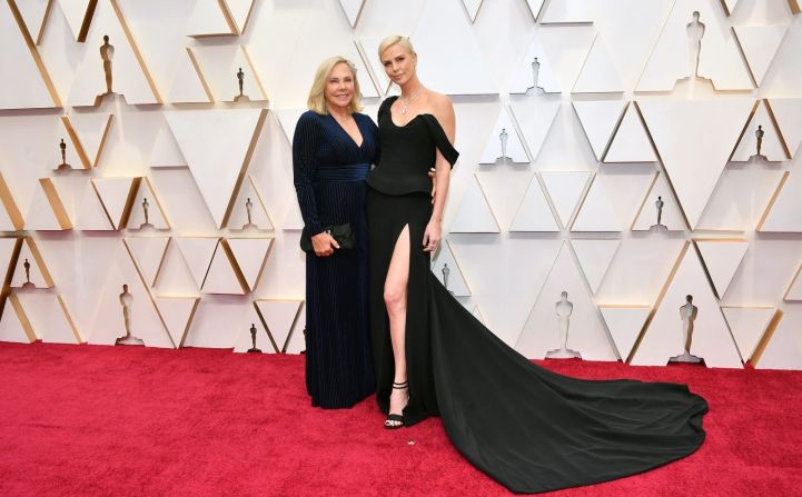 Charlize Theron y su madre, Gerda Jacoba Aletta Maritz, en la alfombra roja de los premios Oscar 2020. Theron está nominada por su papel en “Bombshell”.