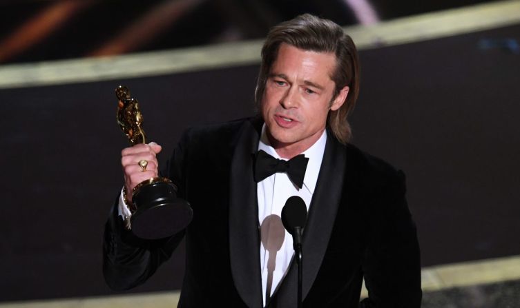 Brad Pitt aceptando el premio Oscar por mejor actor de reparto por su papel en “Once Upon a Time… In Hollywood”. En su discurso, Pitt habló sobre la política estadounidense y pidió dar el crédito que se merece a los coordinadores de dobles.