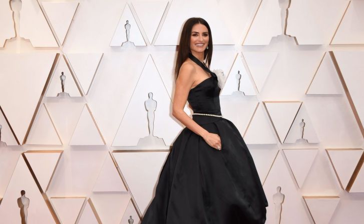 La actriz española Penélope Cruz en la alfombra roja de los premios Oscar 2020.