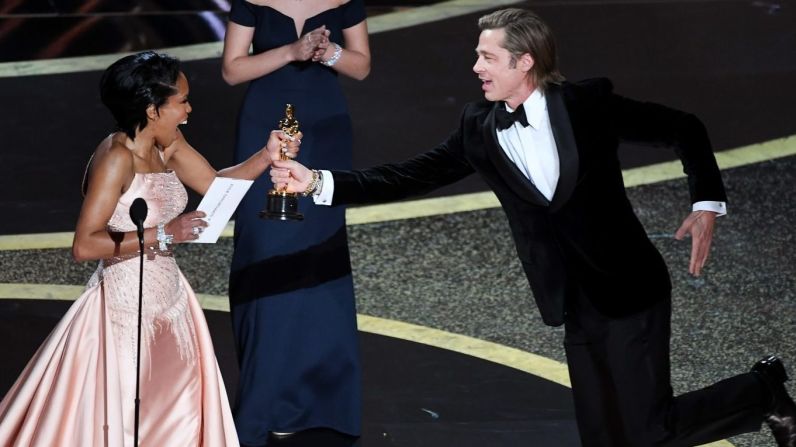 Bratt Pitt corre por su Oscar, que fue presentado y entregado por la actriz y directora Regina King. Pitt ganó el premio de la Academia en la categoría mejor actor de reparto.