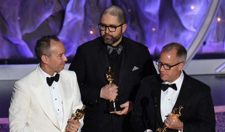 Jonas Rivera, Josh Cooley, Mark Nielsen (izquierda a derecha) aceptan el Oscar a mejor película animada por “Toy Story 4”.