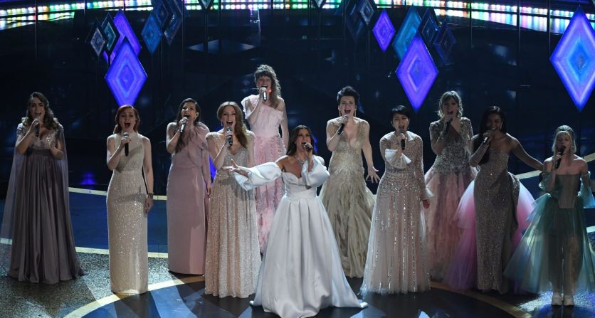 La actriz y cantante Idina Menzel (centro) interpreta "Into de Unknown", el tema principal de "Frozen 2" y que está nominado al Oscar. En el escenario, un grupo de cantantes interpretaron la canción en varios de los idiomas en la que fue doblada la cinta.