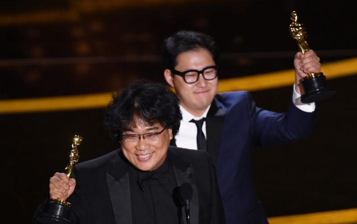 Bong Joon-ho (frente) acepta el Oscar por mejor guión original por la cinta “Parasite”. En una entrevista previa en la alfombra roja, Joon-ho contó que inicialmente pensó que “Parasite” sería una obra de teatro, pero una vez escribió el guión y pensó en los tiros de cámara, supo que debía ir a la gran pantalla. Han Jin-won (fondo) fue coescritor de “Parasite” y también acepta el Oscar en la misma categoría.