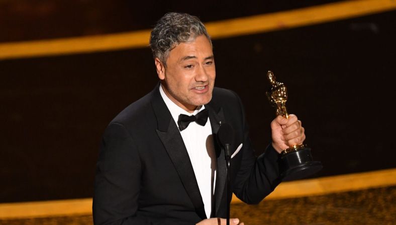 Taika Waititi acepta su primer Oscar por mejor guión adaptado por “JoJo Rabbit”. Waititi agradeció a su madre por regalarle el libro que llevó al cine.