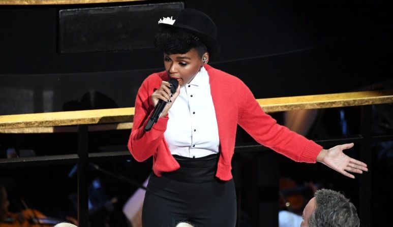 Uno de los momentos destacados del acto de apertura es cuando la cantante y actriz Janelle Monáe se acerca a algunos de los actores nominados al Oscar y los invita a cantar con ella.