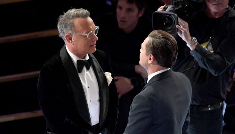 Los actores Tom Hanks y Leonardo DiCaprio conversan frente a la atenta cámara en los premios Oscar 2020.