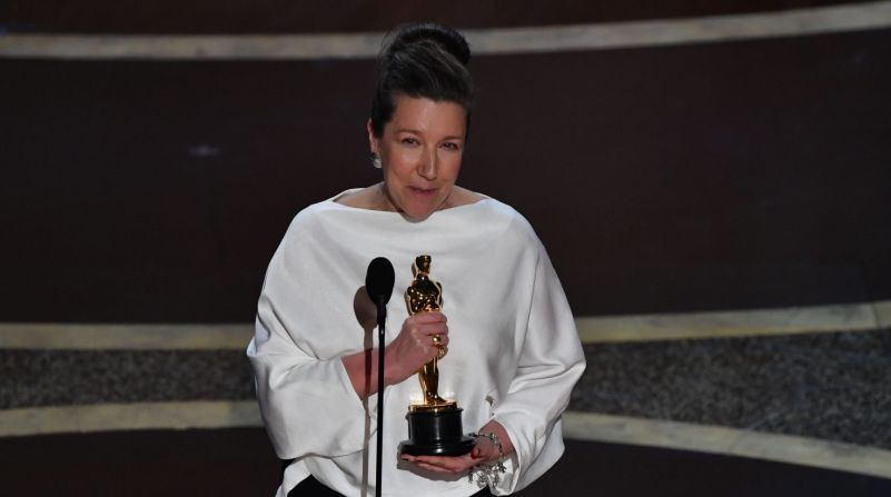 Jacqueline Durran acepta el Oscar por mejor diseño de vestuario por “Little Women”. Durran dedicó el Oscar a su directora, Greta Gerwig.